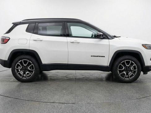 Used 2025 Jeep Compass Trailhawk image 11