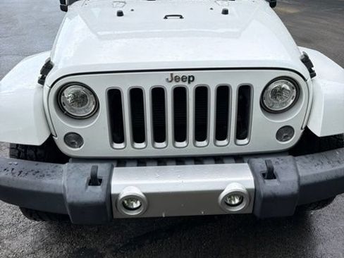 Used 2018 Jeep Wrangler Unlimited Sahara AWD/4WD image 7