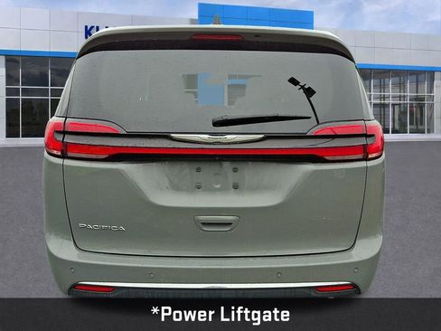 Used 2023 Chrysler Pacifica Touring-L image 7