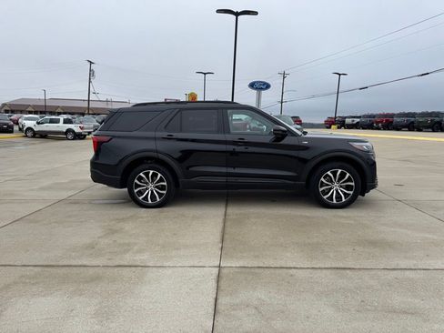 Certified 2025 Ford Explorer ST-Line AWD/4WD image 3