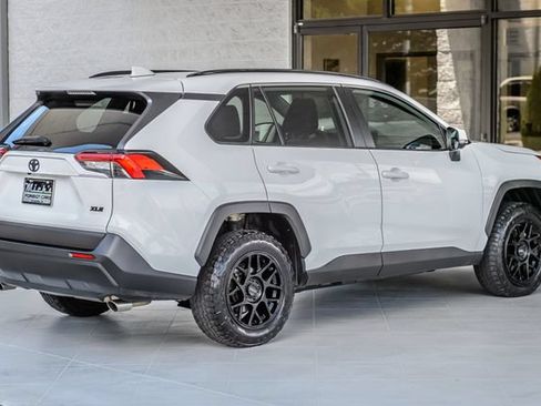 Used 2021 Toyota RAV4 XLE w/ Convenience Package FWD image 9