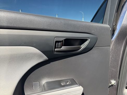 Used 2024 Toyota Highlander LE image 33