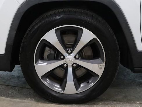Used 2019 Jeep Cherokee Limited FWD image 29