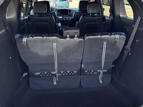 Used 2025 Chrysler Pacifica Select FWD image 19