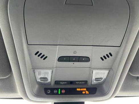 Used 2024 GMC Terrain SLT image 31