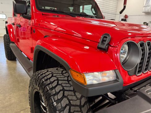 Used 2025 Jeep Gladiator Sport image 3