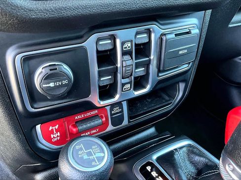 Used 2024 Jeep Wrangler Unlimited AWD/4WD image 34