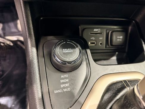 Used 2016 Jeep Cherokee Limited w/ Trailer Tow Group AWD/4WD image 32
