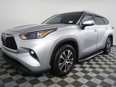 Used 2022 Toyota Highlander XLE image 8