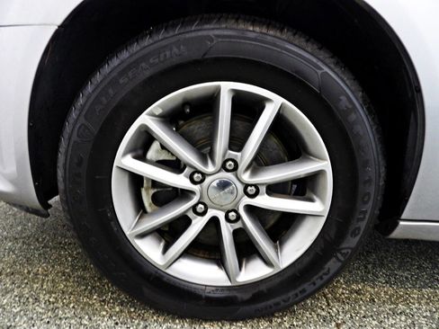 Used 2016 Dodge Grand Caravan SE image 16