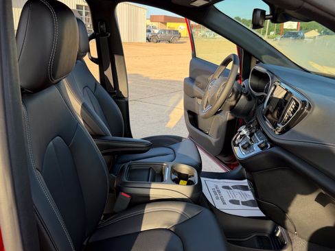 New 2027 Chrysler Pacifica Select AWD/4WD image 31