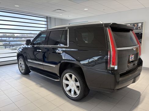 Used 2017 Cadillac Escalade Luxury image 3