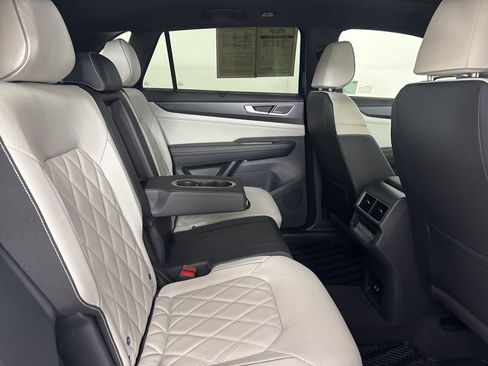 Used 2025 Volkswagen Atlas Cross Sport SEL Premium R-Line image 24