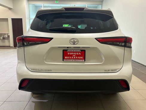 Used 2023 Toyota Highlander XLE AWD/4WD image 5