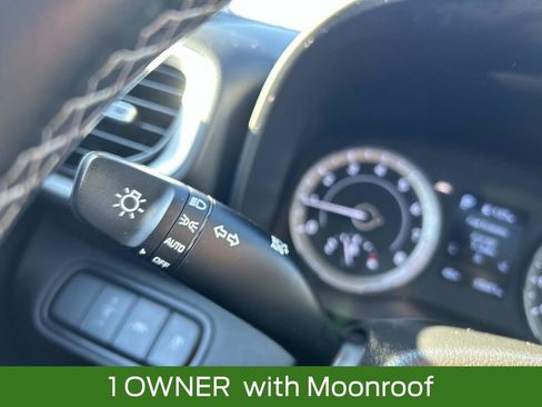 Used 2022 Hyundai Venue SEL image 23