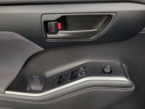 Used 2023 Toyota Highlander LE image 19