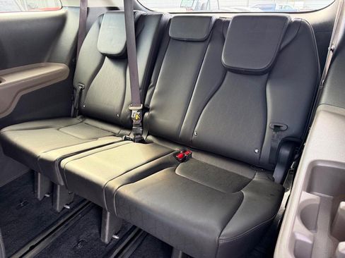 Used 2025 Kia Carnival FWD image 11