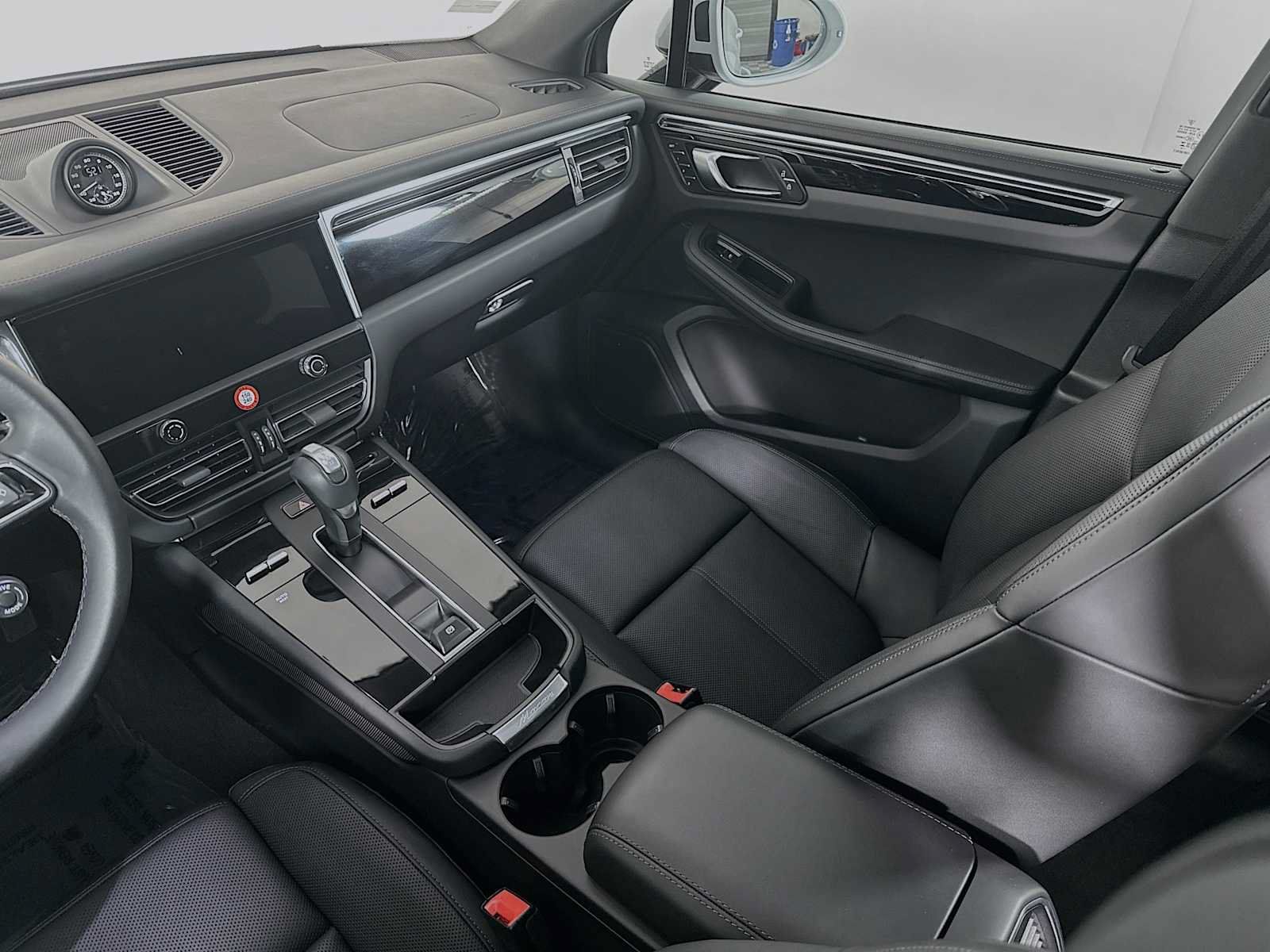 Certified 2025 Porsche Macan AWD/4WD image 26