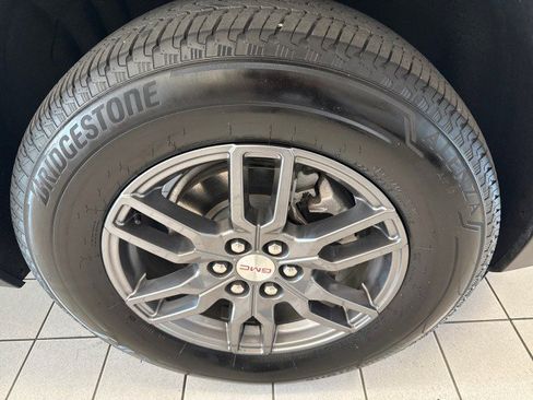 Used 2025 GMC Acadia Elevation image 9