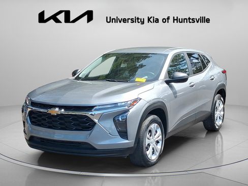 Used 2024 Chevrolet Trax LS w/ Driver Confidence Package FWD image 3