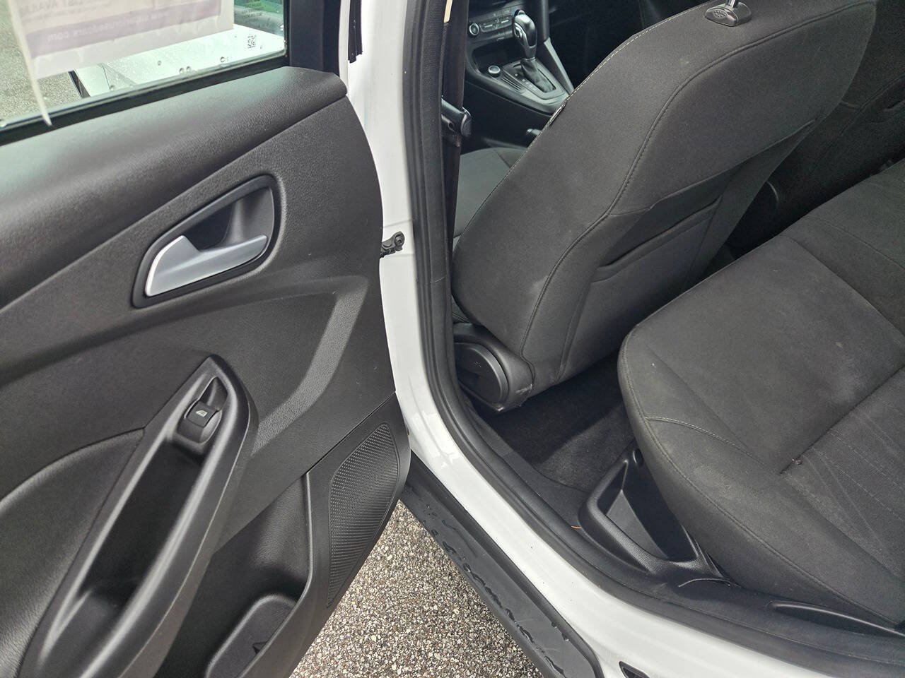 Used 2016 Ford Focus SE w/ Reverse Sensing Package FWD image 12