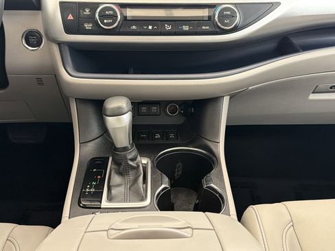Used 2017 Toyota Highlander XLE image 18