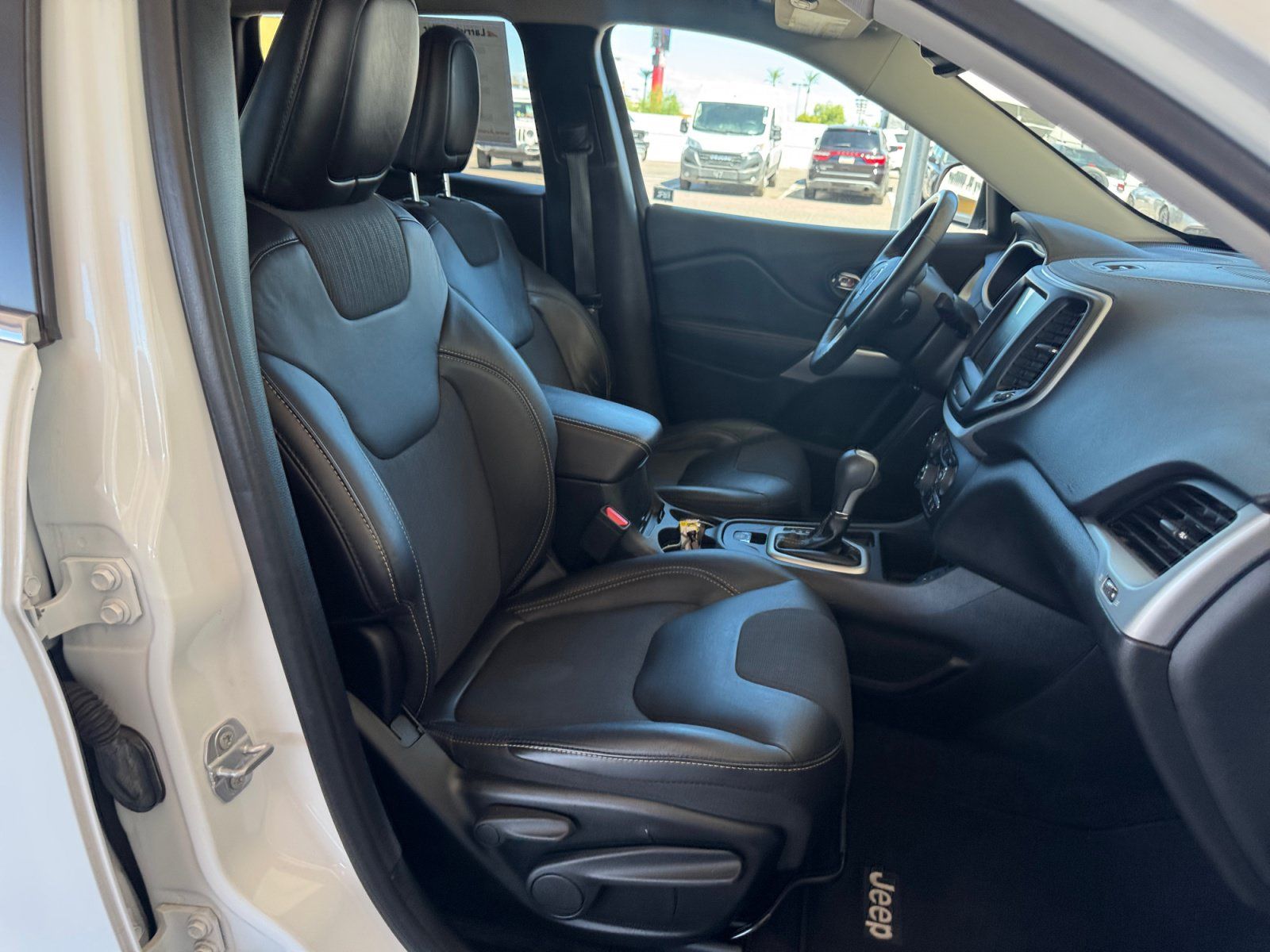 Used 2018 Jeep Cherokee Latitude Plus w/ Comfort/Convenience Group FWD image 28