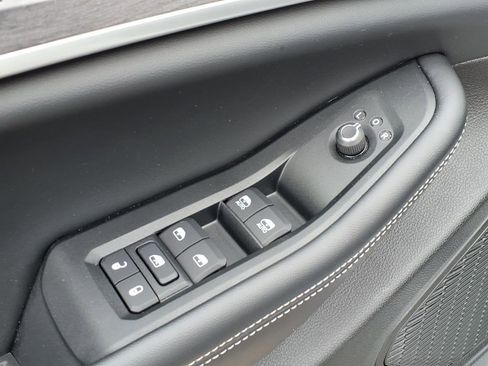 Used 2024 Jeep Grand Cherokee Limited w/ Luxury Tech Group II image 17