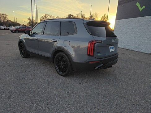 Used 2022 Kia Telluride SX w/ SX Prestige Package image 3