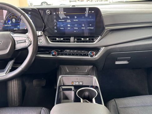 Used 2025 Chevrolet Equinox LT w/ Convenience Package II image 4