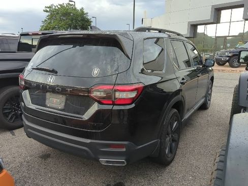 Used 2023 Honda Pilot Sport image 3