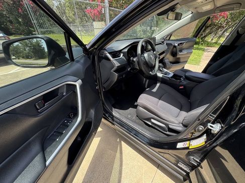 Used 2019 Toyota RAV4 LE FWD image 32