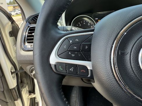 Used 2019 Jeep Compass Latitude FWD image 16