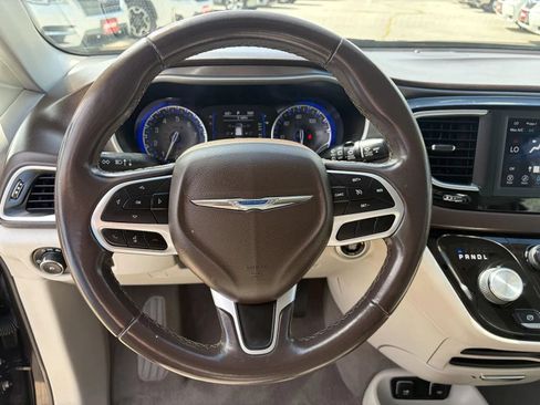 Used 2018 Chrysler Pacifica Touring-L FWD image 12