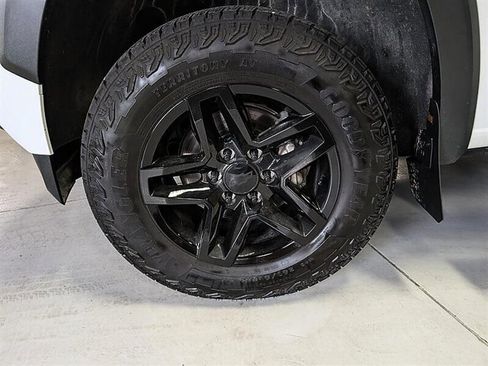 Used 2024 Chevrolet Colorado Z71 w/ Z71 Convenience Package 2 AWD/4WD image 16