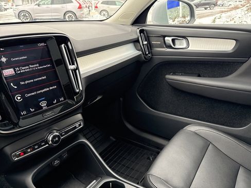 Used 2020 Volvo XC40 T5 Momentum w/ Protection Package Premier image 35