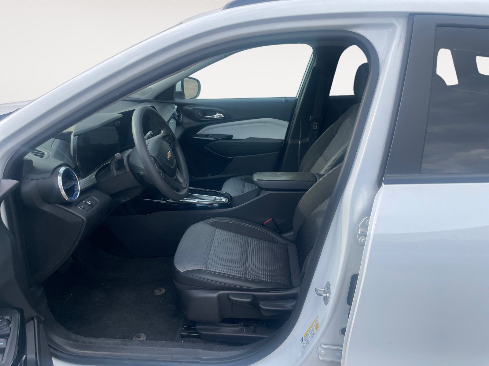 Used 2025 Chevrolet Trax LT w/ Sunroof Package FWD image 9