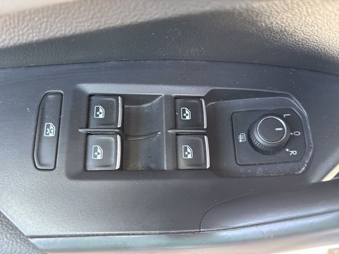Used 2025 Volkswagen Jetta SE FWD image 17