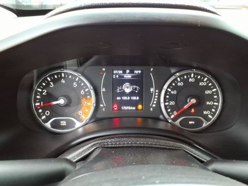 Used 2015 Jeep Renegade Latitude FWD image 26