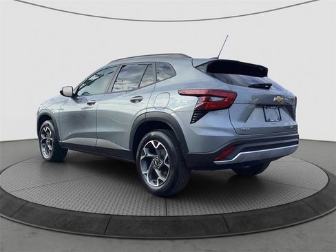 Used 2024 Chevrolet Trax LT w/ LT Convenience Package image 5