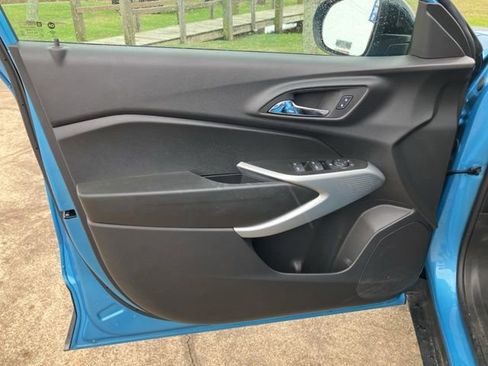 Used 2025 Chevrolet Trax RS FWD image 28