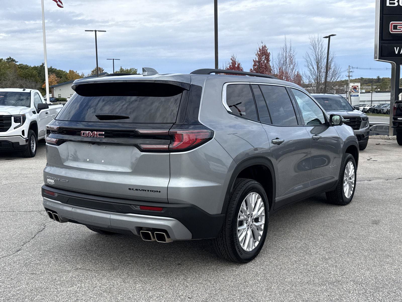 Used 2024 GMC Acadia Elevation AWD/4WD image 9