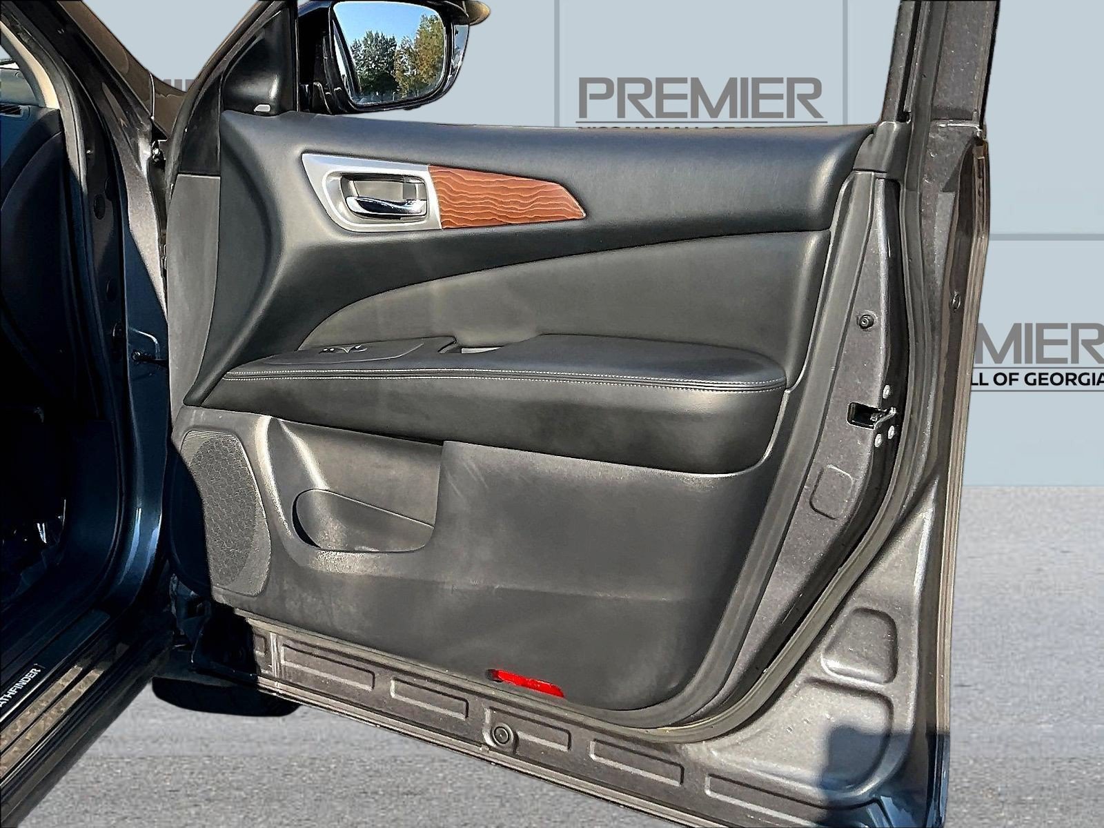 Used 2017 Nissan Pathfinder Platinum w/ Family Entertainment Package FWD image 31