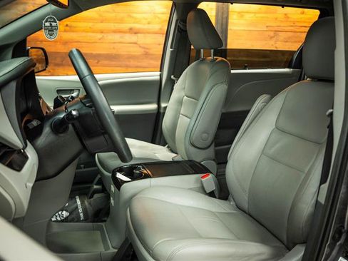 Used 2019 Toyota Sienna XLE w/ XLE Navigation Package FWD image 10