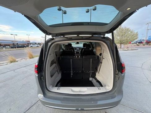 Used 2023 Chrysler Pacifica Limited FWD image 27