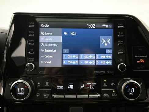Used 2020 Toyota Highlander XLE AWD/4WD image 15