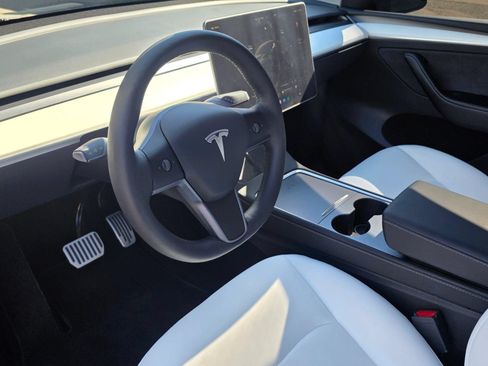 Used 2025 Tesla Model Y Long Range AWD/4WD image 9