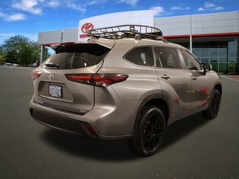 Certified 2025 Toyota Highlander XLE image 3