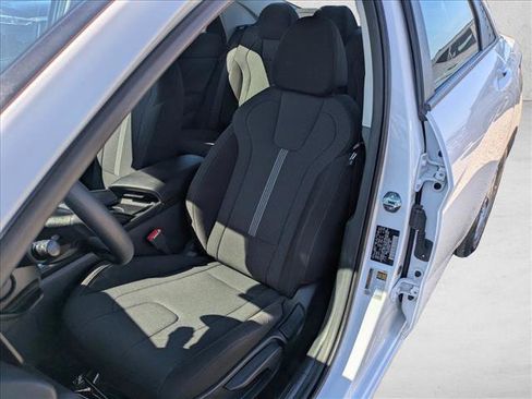 Used 2025 Hyundai Elantra SE FWD image 15