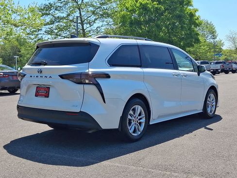 Used 2025 Toyota Sienna XLE w/ XLE Plus Package AWD/4WD image 5